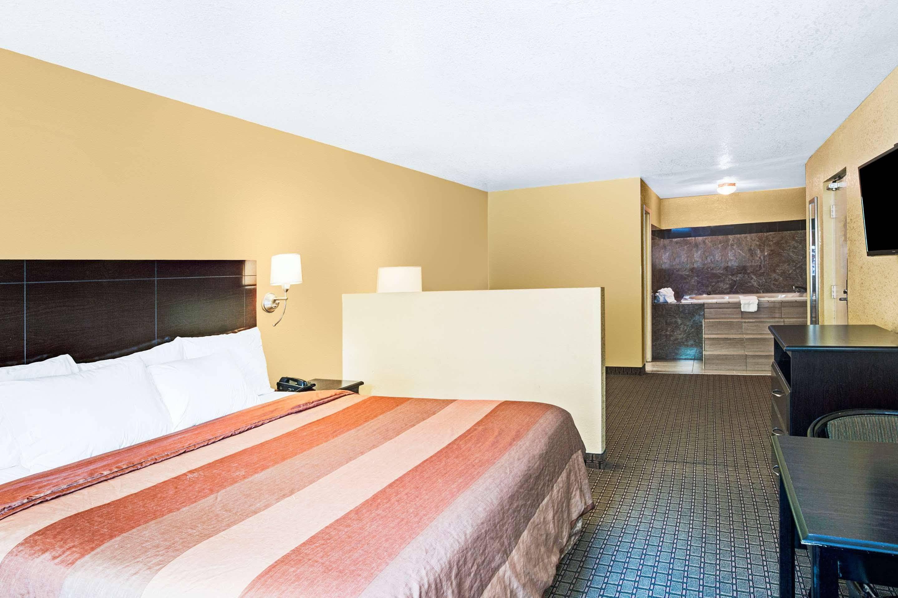 Days Inn & Suites By Wyndham Downtown Gatlinburg Parkway Exteriör bild