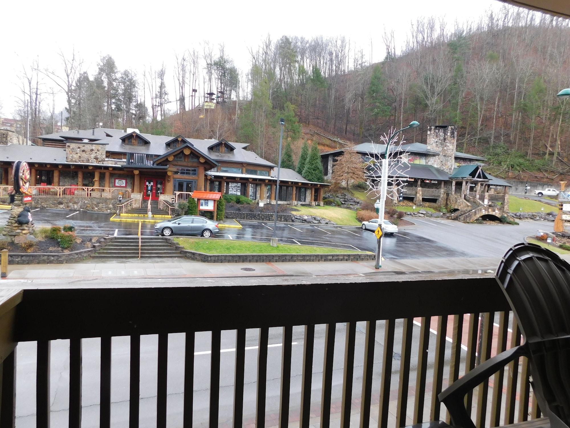 Days Inn & Suites By Wyndham Downtown Gatlinburg Parkway Exteriör bild