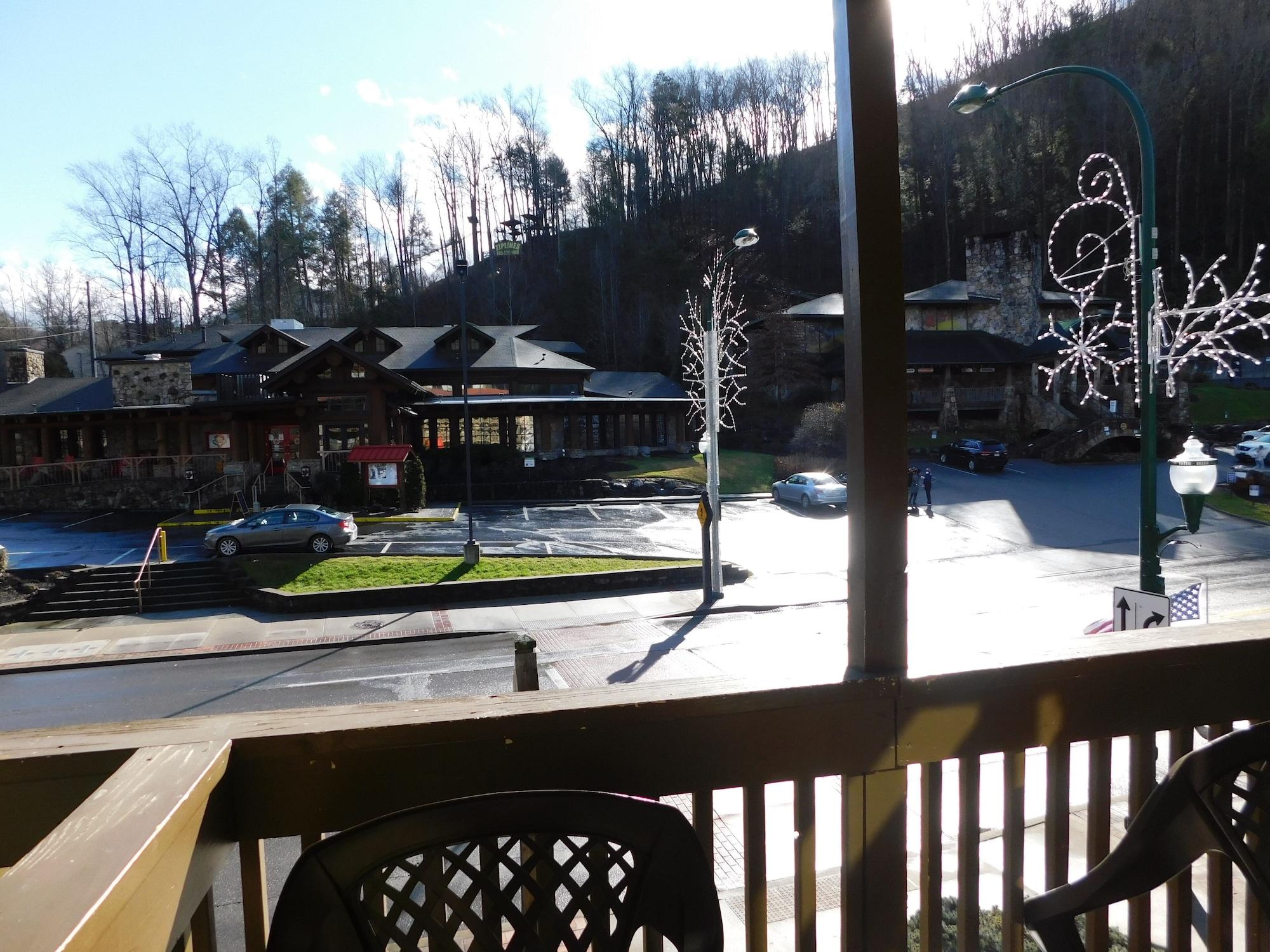 Days Inn & Suites By Wyndham Downtown Gatlinburg Parkway Exteriör bild
