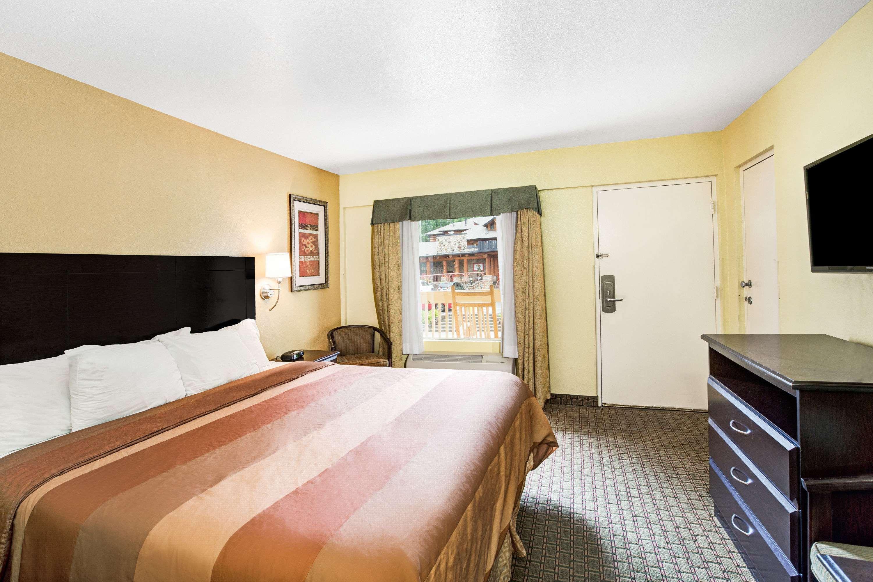 Days Inn & Suites By Wyndham Downtown Gatlinburg Parkway Exteriör bild