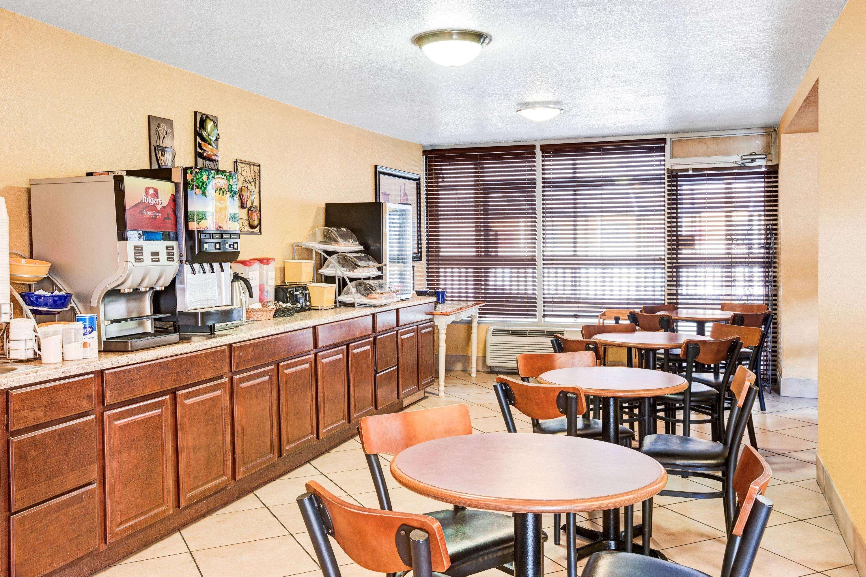 Days Inn & Suites By Wyndham Downtown Gatlinburg Parkway Exteriör bild