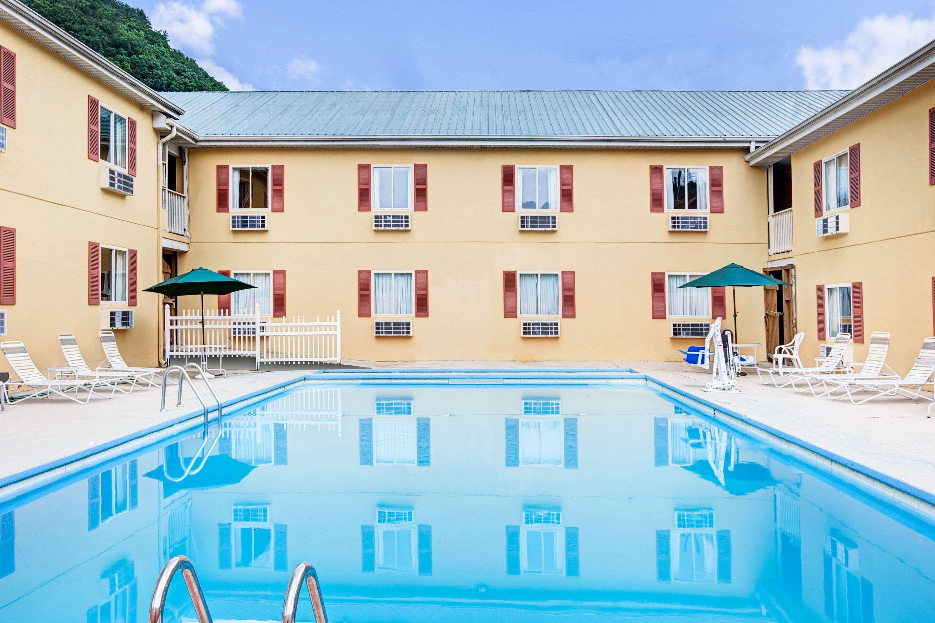 Days Inn & Suites By Wyndham Downtown Gatlinburg Parkway Exteriör bild