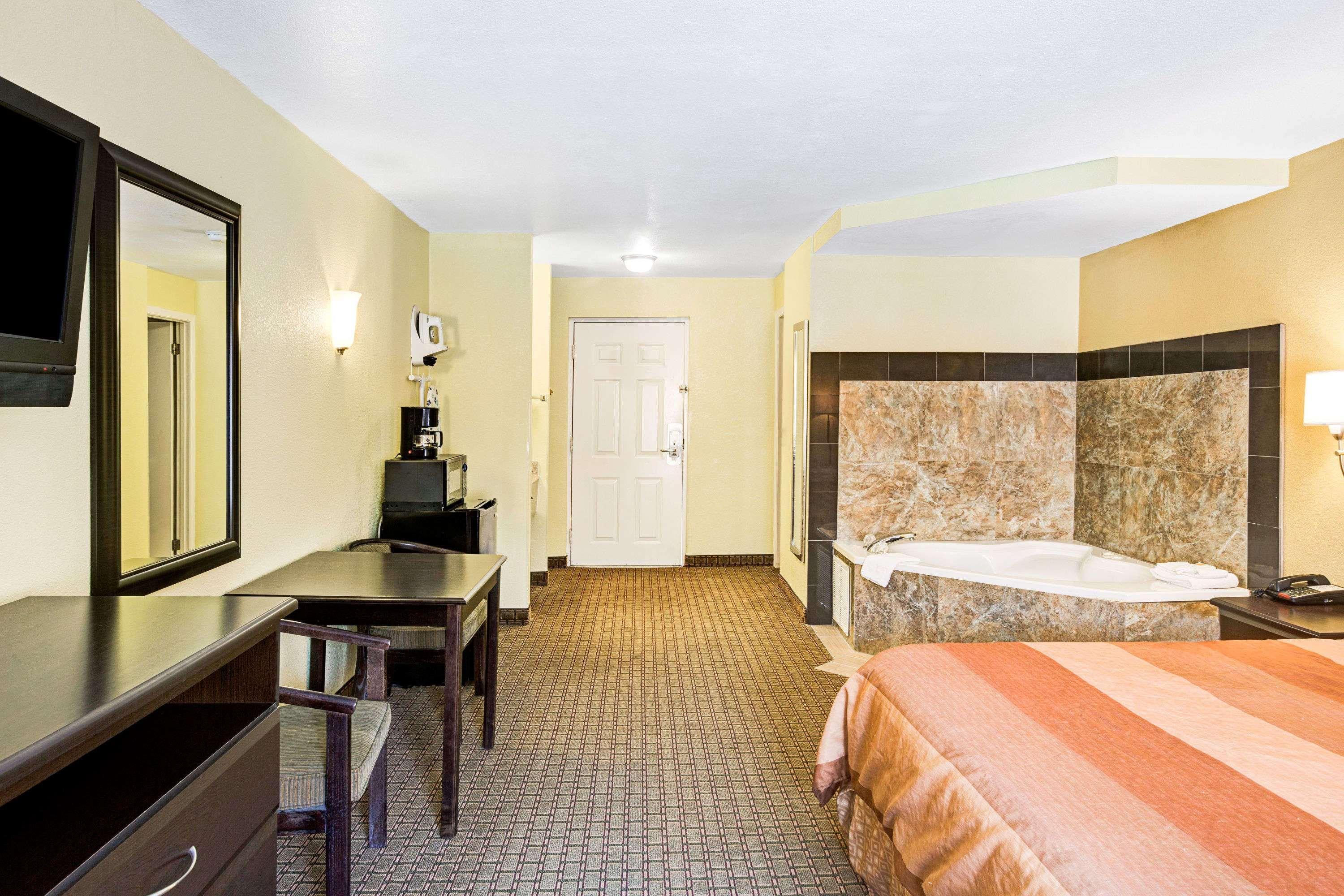 Days Inn & Suites By Wyndham Downtown Gatlinburg Parkway Exteriör bild