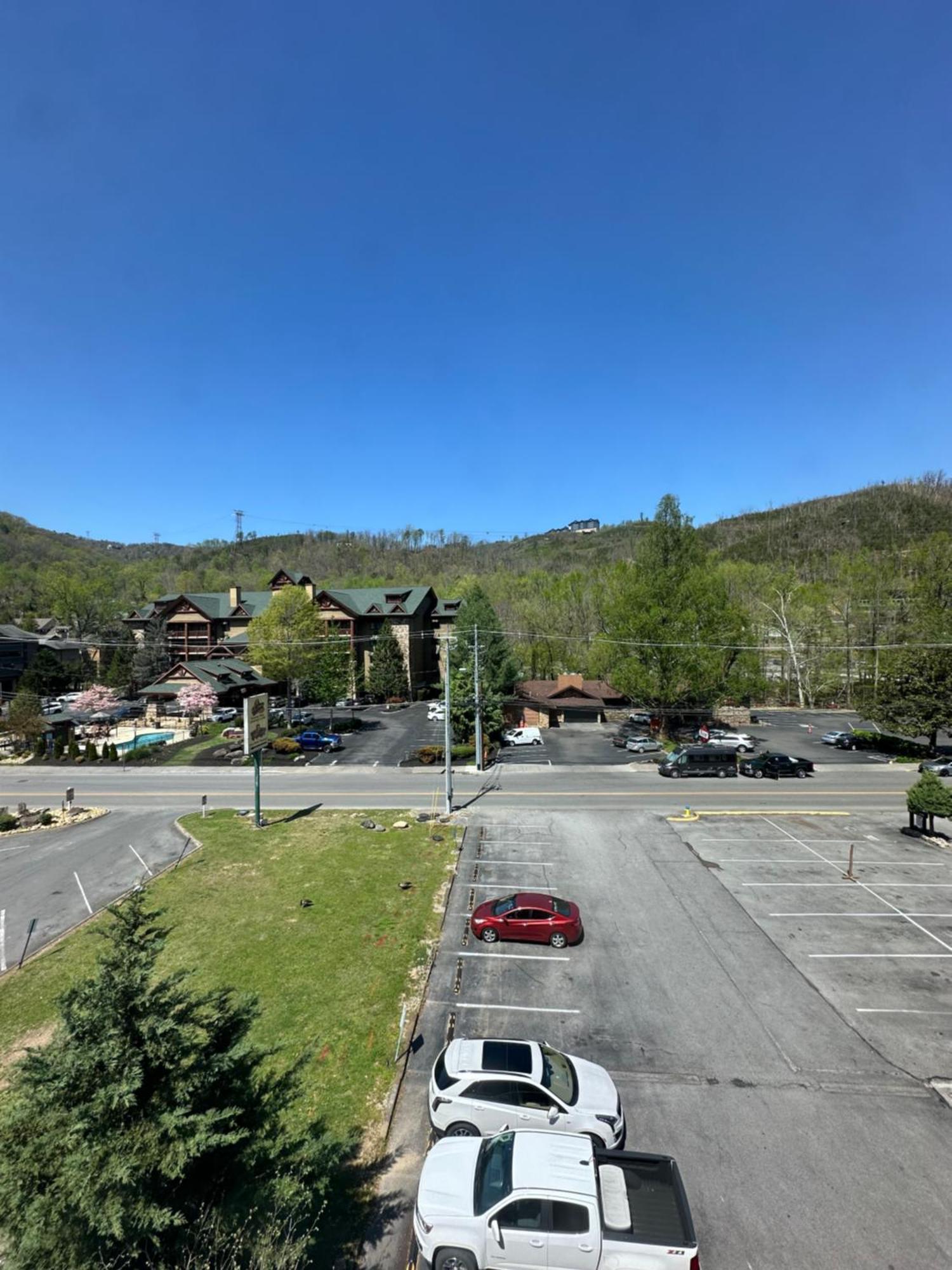 Days Inn & Suites By Wyndham Downtown Gatlinburg Parkway Exteriör bild
